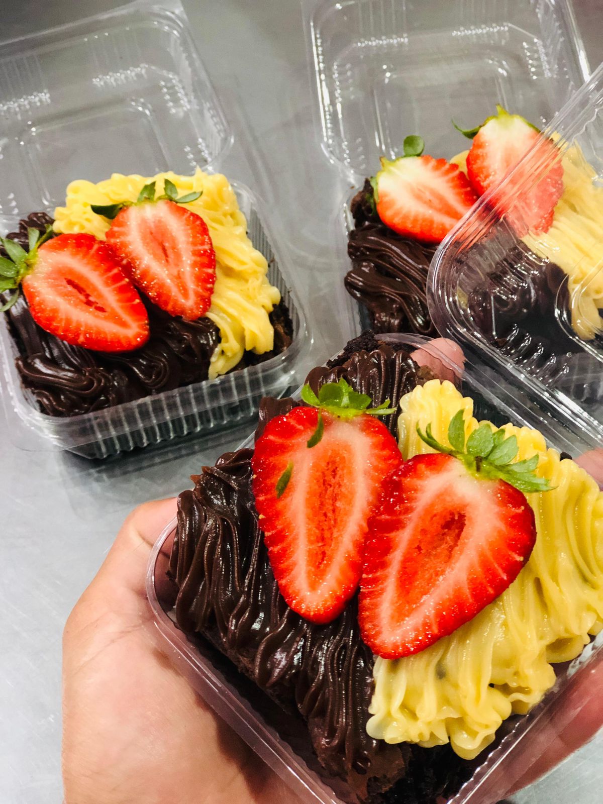 Brigadeirões individuais com chocolate, creme e morangos