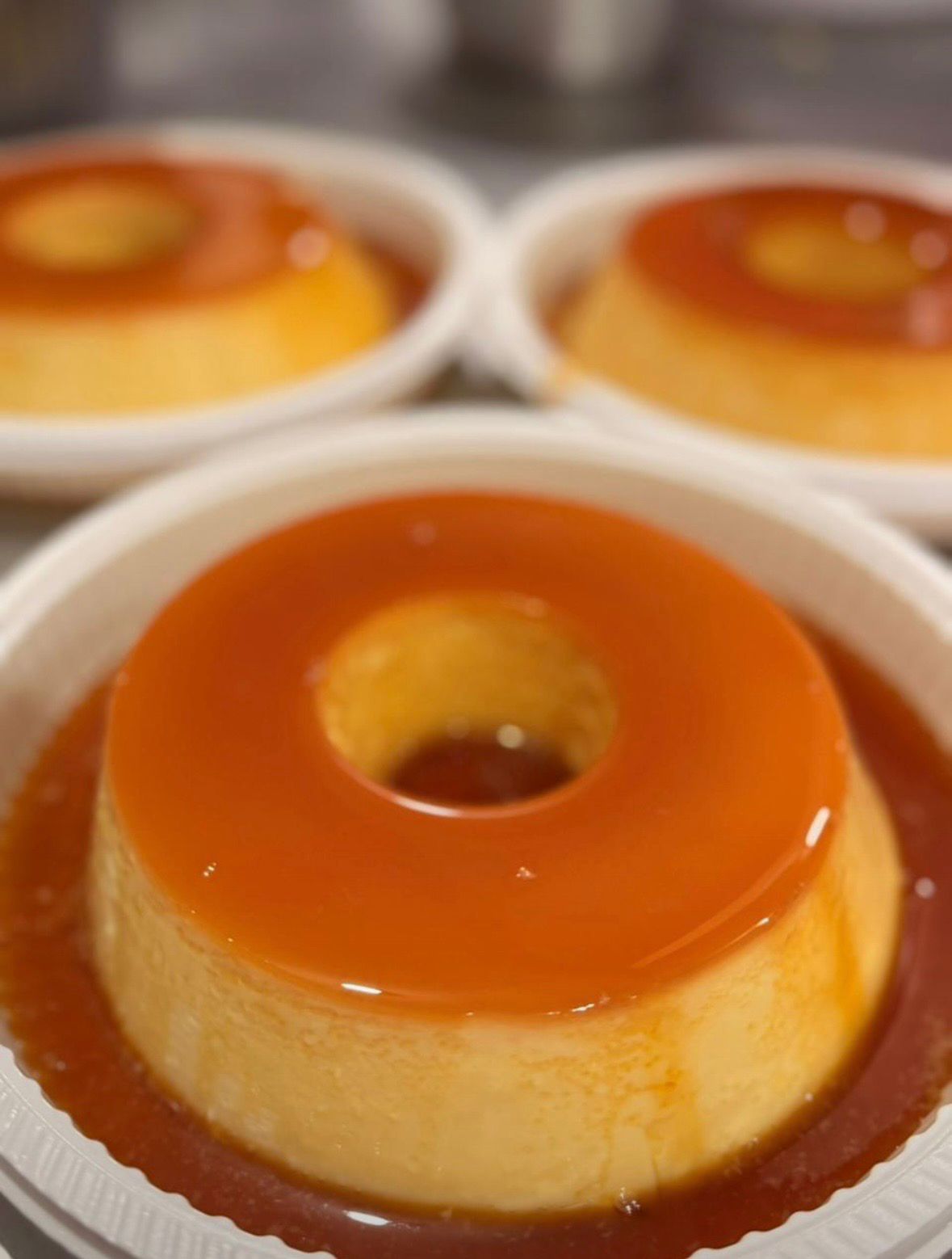 Pudim de leite com calda de caramelo